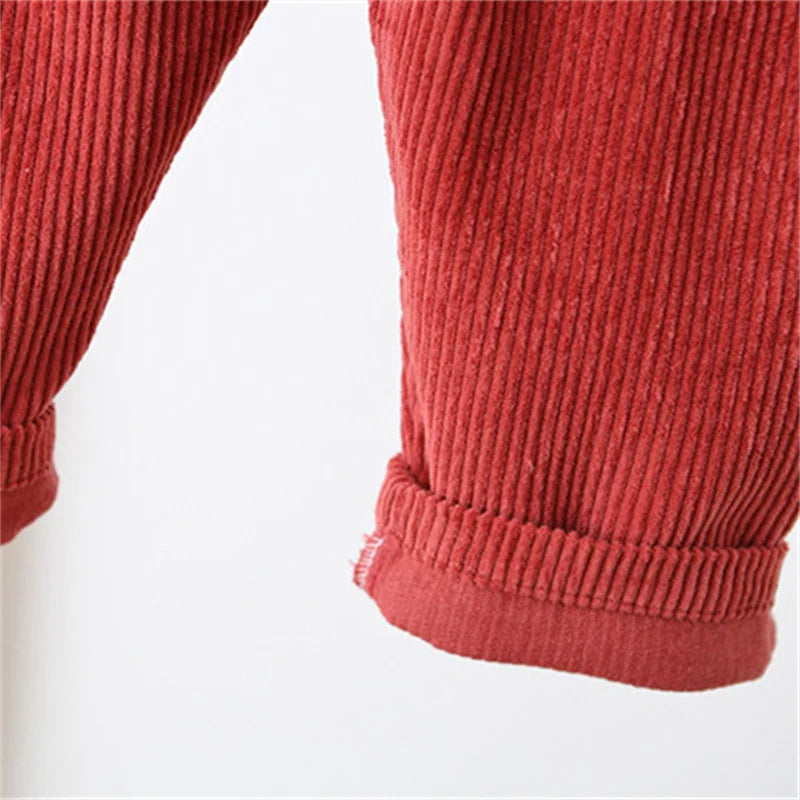 TinyTrend – Komfortabel og stilfuld – Ribstof-hagesmækbukser