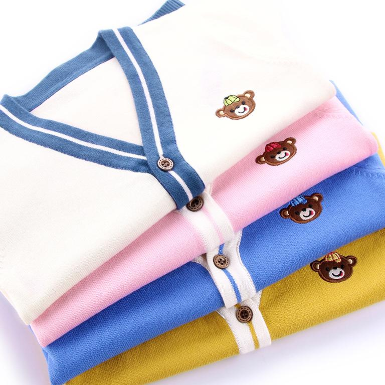 CozziWear – Varm og trendy – strikket vest med bjørne